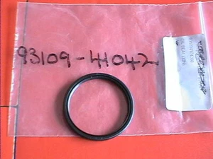 GENUINE YAMAHA TRANSMISSION CLUTCH OIL SEAL 93109-41042 CV80 XC125 93104-41115 - Picture 1 of 2