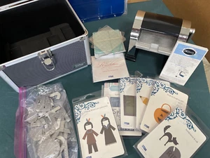 Quickutz Revolution Tabletop Die Cutting System + New Extras- Great Condition - Picture 1 of 11