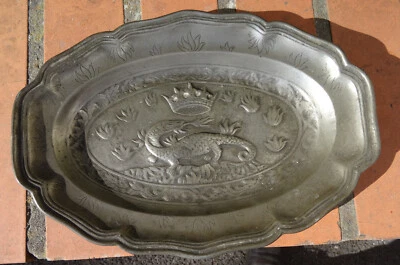 ANCIEN PETIT PLAT ETAIN FIN XVIII -XIX A DECOR D'ARMOIRIES SALAMANDRE (poinçons - Photo 1/4