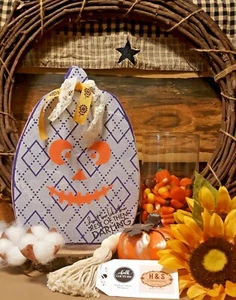 Pumpkin, Wood Stand Alone, Don't Be Like The Rest Of Them Darling  - Picture 1 of 2