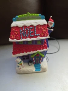 Hallmark 2015 Merriest House in Town Ornamento - Corda Magica Incl - Difficile da trovare - Lig - Foto 1 di 5