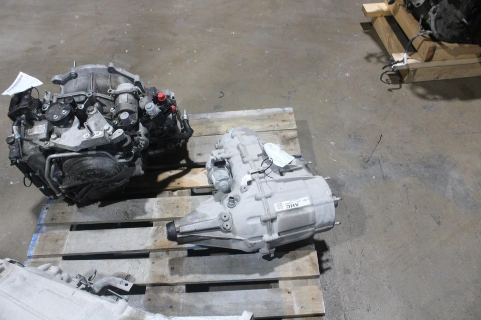 Used Transfer Case Assembly fits: 2016 Chevrolet Tahoe transfer case opt NQH AT Foto 1 de 4