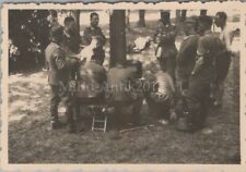 Foto, Kj. 1941 - Wehrm. hört Nachrichten im Waldl. Repki (PL) 23.6.41, VL(80117)