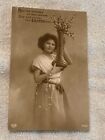 1907-1915 poème de Pâques et carte postale mignonne fille en robe tenant vase et fleurs
