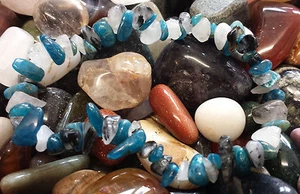 TOURMALINE IN QUARTZ AND BLUE APATITE CRYSTAL HEALING CHIP BEAD BRACELET - Picture 1 of 3