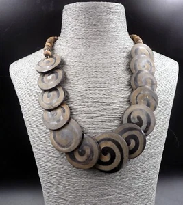 Collier ethnique nature spirales en bois et corne - Foto 1 di 2