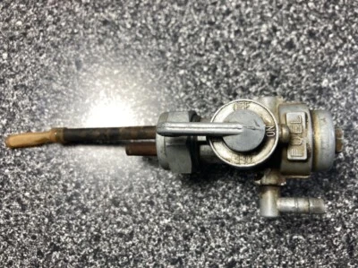 OEM Kawasaki S3 S2 S1 KH400 mach Mikuni petcock tanque de combustible de gasolina conjunto de válvula de colección Foto 1 de 4
