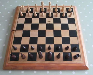 VINTAGE WOODEN TRAVEL CHESS DRAUGHTS AND BACKGAMMON SET WITH A FOLDING BOARD BOX - Picture 1 of 11
