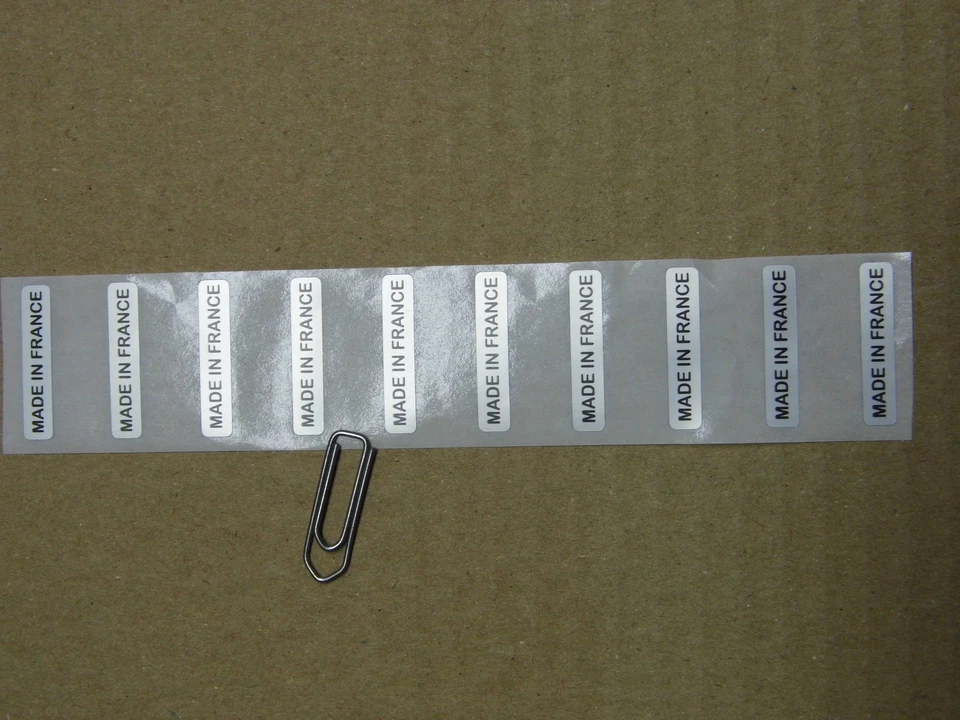 Lot de 100 étiquettes autocollantes MADE IN FRANCE 25 x 5mm noir sur fond gris  - Immagine 1 di 1