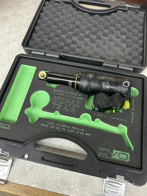 Novo amortecedor traseiro DVO Topaz decolagem com caixa - Imagem 1 de 4