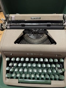 1950s Royal Quiet De Luxe Vintage Typewriter & Case Green Keys - Picture 1 of 15