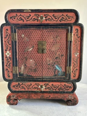 Antigua cómoda asiática de laca roja tamaño mediano con 2 cajones y cerradura de trabajo RARA Foto 1 de 4