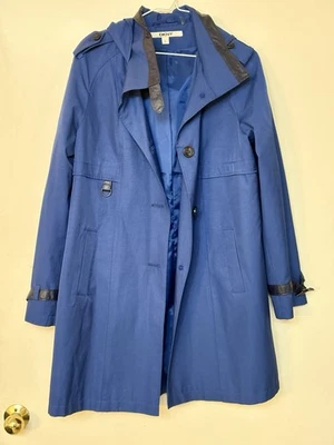 Gabardina para mujer DKNY con cinturón azul talla grande Foto 1 de 3