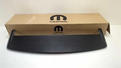 Nuevo alerón de puerta superior Mopar genuino OEM 2007-2012 Dodge Caliber negro tercera lámpara Foto 1 de 4