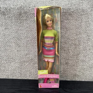 Bambola Barbie bionda boutique in vestito maglione 2002 Mattel n. 56431 NUOVO - Foto 1 di 13