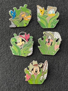 2005 Disney Cast Schlüsselband Hidden Mickey Serie "Schmetterlingsjagd" Set 5 Pins - Bild 1 von 2
