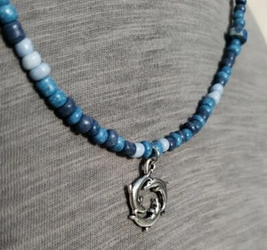 Handarbeit Halskette silberfarben Delfin Anhänger natur blauer Lapislazuli - Bild 1 von 10