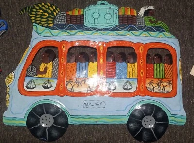 RARO ARTE POPULAR Haitiano TAP TAP BUS Firmado Tilus De Colección Metal Haití ÚNICO COLGANTE DE PARED Foto 1 de 4