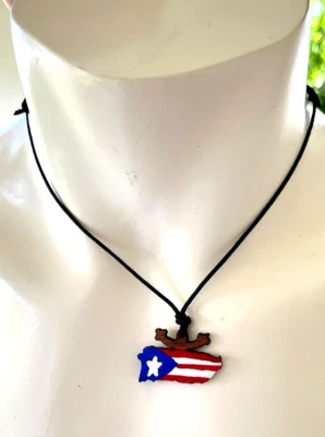 PINGENTE DE MADEIRA FEITO À MÃO PORTO RICO PR ILHA BANDEIRA COQUI TAINO LEMBRANÇA - Imagem 1 de 4