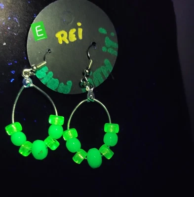 Pendientes uranio turquesa color cristal con cuentas pony verde Foto 1 de 2