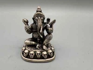 Vierarmiger Ganesha auf Totenköpfen mit Attributen Tibet Bronze versilbert 54mm - Bild 1 von 4