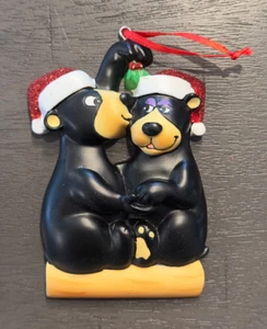 Oso negro pareja en tronco mejilla beso debajo del muérdago adorno personalizable - Imagen 1 de 1
