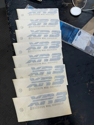 Nuevo Lote De 8 1986 1987 MERCURY LYNX XR3 CALCOMANÍAS FRONTALES E6YY-8A223-A Hombre Cueva Foto 1 de 2