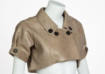 Bolero Bottega Veneta RARO Y EXCLUSIVO cuero pitón HECHO EN ITALIA PRECIO DE VENTA SUGERIDO POR EL FABRICANTE $5,000 Foto 1 de 4