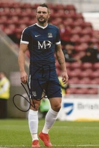 SOUTHEND* JOHN WHITE SIGNED 6x4 ACTION PHOTO+COA  - Bild 1 von 1