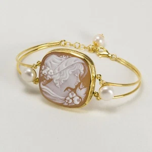 BRACCIALE SEMI RIGIDO ARGENTO 925 DORATO CAMMEO SARDONICO PERLE 01 -AGRP 0115 - Foto 1 di 2