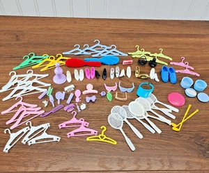 Vintage Konvolut Barbie Zubehör Schuhe Haare Sportgeräte Kleiderbügel Kameras - Bild 1 von 5