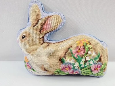 Almohada tapiz de lana Lillian Vernon punta de aguja conejo floral cabaña Bridgerton Foto 1 de 4