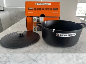 LE CREUSET Black Matte Round Cast Iron Pot 28cm / 6.7L - Brand New - Picture 1 of 8