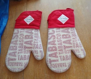 TABASCO® Novelty Silicone Non-Slip Kitchen Oven Mitt - Picture 1 of 11