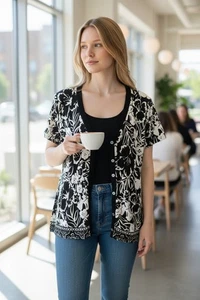 Emma James Gr. M S/S Strickpullover mit V-Ausschnitt und Knopfleiste, weiß/schwarz geblümt. L-6 - Bild 1 von 10