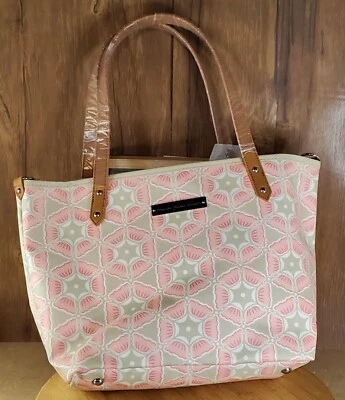 Nuevo Bolso de Mano Petunia Pickle Bottom Downtown-Bolso de Pañales Brixham Floreciente Rosa/Beige Foto 1 de 3
