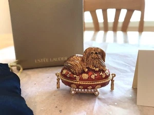 ESTEE LAUDER 2005 SOLID PERFUME COMPACT PAMPERED PEKINESE MIB PLEASURES - Picture 1 of 7