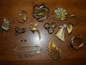 12 Piece Lot of Gold Tone Costume Jewelry Brooches Pins Wear - Craft Lot #14 - Picture 1 of 9