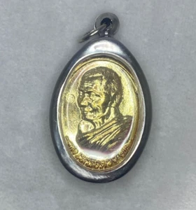 Amulet coin of Luang Pu Sila Sirichanto, Wat Pho Si Sa-at, with sacred thread - Picture 1 of 4