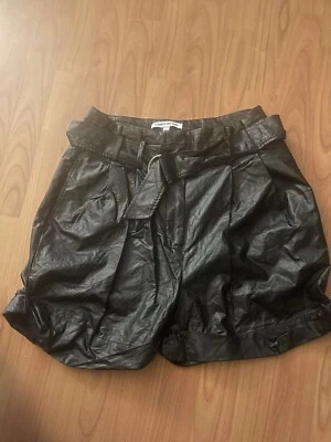 Pantalones cortos plisados negros con cinturón Elizabeth and James talla 8/29 Foto 1 de 3