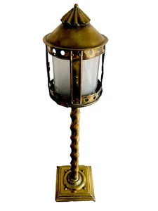 Schöne Kunst & Handwerk Messing & Kupfer Laterne Tischlampe mit verdrehtem Stamm NEU VERDRAHTET - Bild 1 von 24