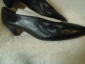 Vintage (Made in Italy) Leather - Sz 8.5 AA NavyPumps w/Stylish UNIQUE Cutouts! - Picture 1 of 11