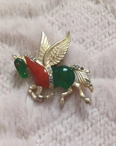 VINTAGE 60s HATTIE CARNEGIE GOLD PEGASUS BROOCH FAUX JADE & CARNELIAN GREEN RED - Picture 1 of 5