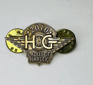 DAMEN HARLEY DAVIDSON OWNERS GROUP HOG LOH 2010 WESTE JACKE HUT ANSTECKNADEL - Bild 1 von 1