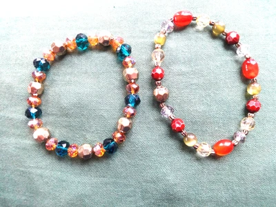 LOTE DE DOS PULSERAS CON CUENTAS METÁLICAS Y FACETADAS CRISTALINAS Y MULTICOLORES EN MUY BUEN ESTADO Foto 1 de 4