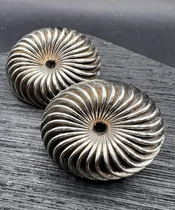 Orecchini in argento sterling a costine con vortice 1,4" Puffy Omega traforati Israele - Foto 1 di 8