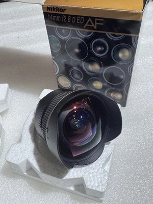Lente asférica gran angular Nikon 14 mm 1:2,8D ED AF Nikkor Foto 1 de 4