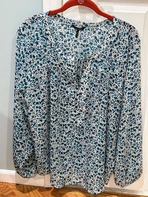 Blusa para mujer Daisy Fuentes estampado azul semi transparente talla L Foto 1 de 3