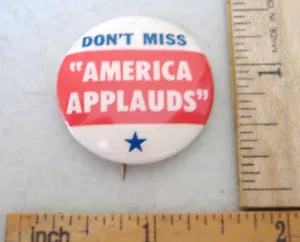 DON'T MISS "AMERICA APPLAUDS"~ VINTAGE BADGE PIN - Picture 1 of 4