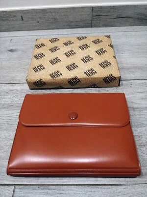 ASTUCCIO REGIS SIMIL PELLE #2 PENNE RIGHELLO BLOCK NOTES RUBRICA VINTAGE ANNI 70 - Immagine 1 di 4